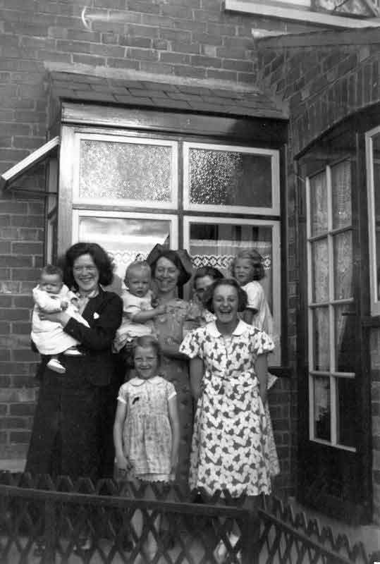 Maureen Mooney, Miriam Mooney (Hodgson), Thelma Hodgson, Doris Hodgson, Grace Hodgson, Valerie Hodgson
Rita Hodgson, Miriam Hodgson
